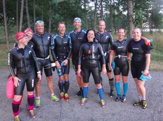 Ett gäng glada swimrunners efter ett träningspass i Söderhamns skärgård