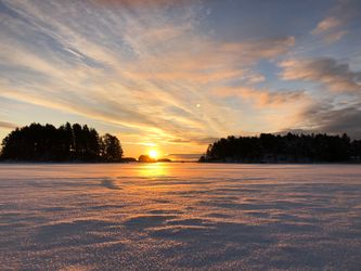 Löpass på isen i soluppgången.