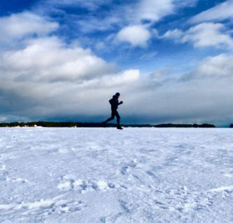 Löpning kan var fin på många olika sätt - som här, ensam på isen.